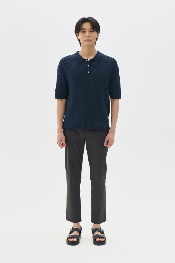 **테이퍼드 치노 팬츠 6컬러**는 베이직하고 캐주얼한 스타일을 추구하는 남성분들을 위한 면 소재의 치노 팬츠입니다. 일상생활은 물론 출근룩, 비즈니스 캐주얼에도 활용하기 좋으며, 봄, 가을에 적합합니다. 테이퍼드 핏으로 다리가 슬림해 보이는 효과를 주며, 블랙, 베이지, 네이비, 카키, 그레이, 브라운 6가지의 다채로운 컬러로 출시되었습니다. 미니멀, 클래식, 캐주얼 등 다양한 스타일을 연출할 수 있어 활용도가 높습니다. 무지 디자인으로 어떤 상의와도 쉽게 매치할 수 있습니다.
