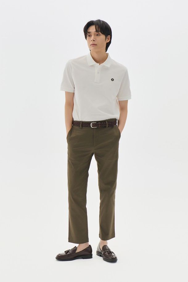 남성용 테이퍼드 치노 팬츠 6컬러입니다. 봄, 가을에 어울리는 면 소재의 긴 기장 바지로, 베이직하고 캐주얼한 스타일을 연출합니다. 카키, 베이지, 블랙, 네이비, 그레이, 브라운 6가지 색상으로 출시되어 출근룩, 데이트룩 등 다양한 TPO에 활용 가능합니다. 미니멀, 클래식, 캐주얼 스타일을 즐기는 남성분들께 추천하는 테이퍼드 핏 치노 팬츠입니다. 무지 디자인으로 어떤 상의에도 잘 어울립니다.
