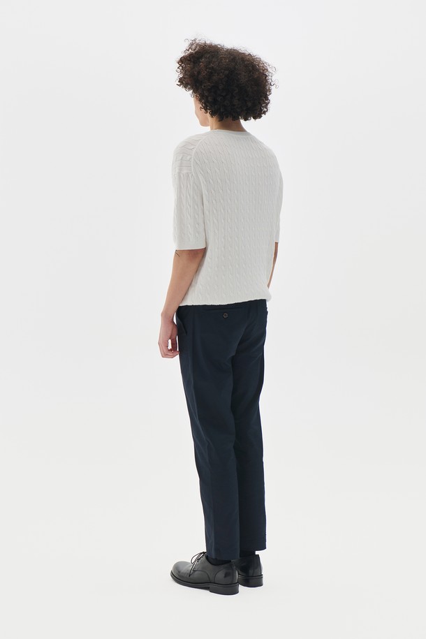 세련된 테이퍼드 핏으로 다리 라인을 살려주는 남성용 치노 팬츠입니다. 블랙, 네이비, 베이지, 카키, 그레이, 브라운 6가지의 다채로운 컬러로 출시되어, 어떤 상의에도 쉽게 매치할 수 있습니다. 봄, 가을 시즌에 적합한 면 소재로 제작되어 편안한 착용감을 선사하며, 베이직하고 캐주얼한 스타일을 연출하기 좋습니다. 출근룩과 데이트룩 등 다양한 TPO에 활용할 수 있으며, 미니멀, 클래식, 캐주얼 스타일을 즐겨 입는 남성분들께 추천합니다.
