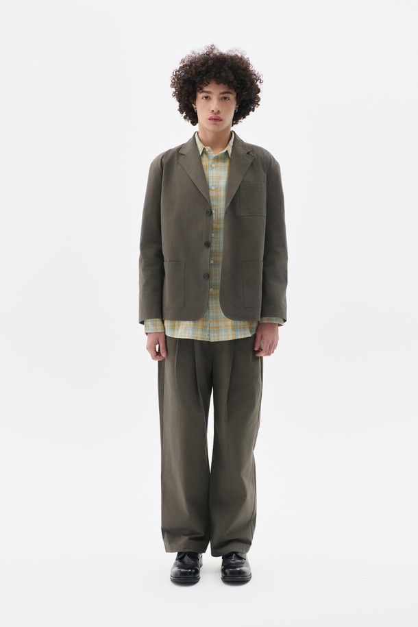 차분하고 세련된 스타일을 연출하는 컴포트 코튼 셋업 재킷 차콜그레이입니다. 부드러운 면 소재로 제작되어 편안한 착용감을 선사하며, 봄, 가을 시즌에 활용하기 좋습니다. 미니멀하고 클래식한 디자인으로, 오피스룩, 비즈니스 캐주얼, 모임룩 등 다양한 TPO에 활용 가능합니다. 레귤러핏 싱글버튼 테일러드 재킷이며, 무지 패턴의 차콜그레이 컬러로 어떤 옷에도 매치하기 용이합니다. 긴소매와 얇은 두께감으로 간절기에도 부담 없이 착용할 수 있는 셋업 자켓입니다.
