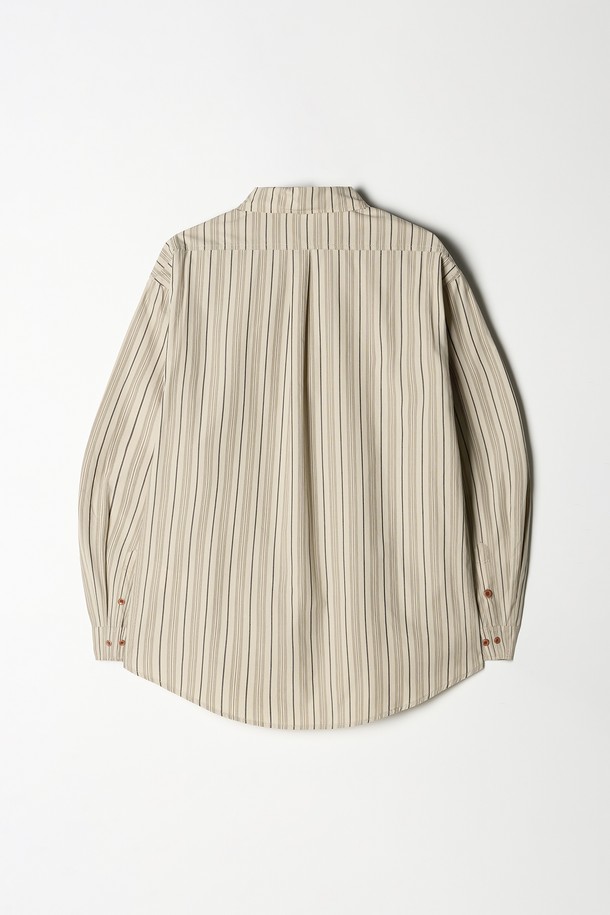 베이직하고 캐주얼한 무드의 남성용 'TC' 로고 스트라이프 워크 셔츠입니다. 부드러운 면 소재로 제작되어 봄, 가을에 편안하게 착용하기 좋으며, 레귤러 핏으로 제작되어 활동성을 높였습니다. 차이나 칼라와 긴 소매, 스트라이프 패턴이 특징이며, 'TC' 로고 디테일로 포인트를 더했습니다. 출근룩 또는 비즈니스 캐주얼 스타일, 캐주얼, 클래식, 미니멀 스타일 모두 소화 가능한 베이지 컬러의 셔츠입니다.
