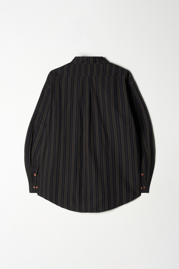 TC 로고 스트라이프 워크 셔츠 블랙은 남성용 상의입니다. 봄, 가을에 어울리는 레귤러핏 긴소매 셔츠로, 캐주얼 및 베이직 스타일을 연출하기 좋습니다. 부드러운 면 소재로 제작되었으며, 차이나칼라와 스트라이프 패턴이 특징입니다. 일상뿐만 아니라 비즈니스 캐주얼, 출근룩에도 활용 가능하며, TC 로고 디테일로 포인트를 더했습니다. 미니멀, 클래식, 캐주얼 스타일을 즐기는 분들께 추천합니다.
