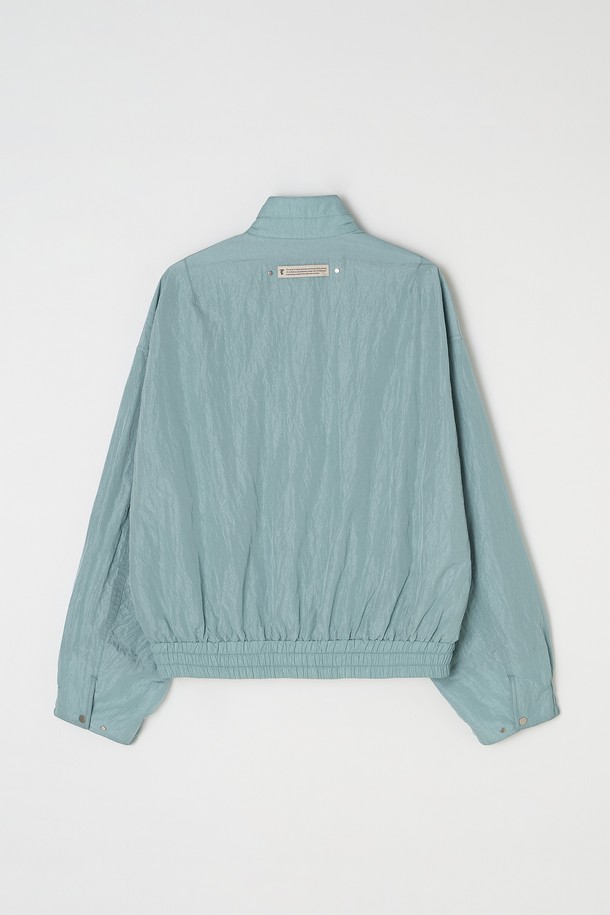 시어 투웨이 오버핏 블루종 블루는 남녀 모두 착용 가능한 캐주얼 스타일의 블루종입니다. 얇은 두께감으로 봄, 가을 간절기에 활용하기 좋으며, 무지 디자인으로 미니멀한 무드를 연출합니다. 긴 소매와 오버핏으로 편안한 착용감을 선사하며, 투웨이(Two-way) 디자인으로 다양한 스타일을 연출할 수 있습니다. 집업 스타일로 간편하게 입고 벗을 수 있으며, 데일리룩에 포인트 아이템으로 활용하기 좋습니다.
