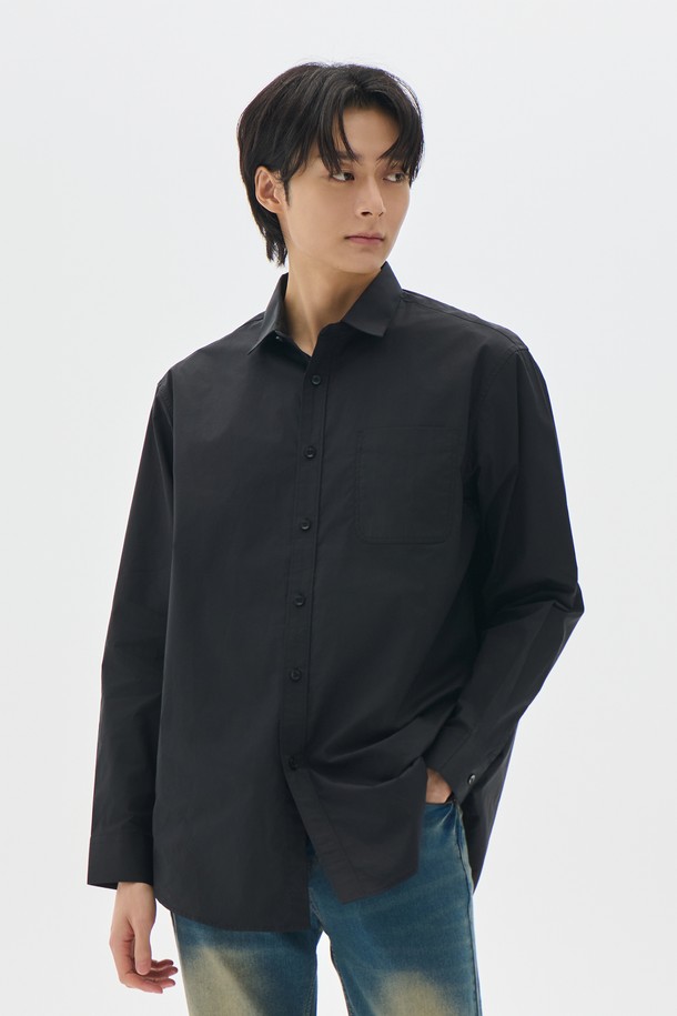 **베이직 포플린 셔츠 5컬러**는 일상과 비즈니스 캐주얼에 모두 활용하기 좋은, 미니멀하고 클래식한 스타일의 긴소매 셔츠입니다. 부드러운 촉감의 포플린 면 소재로 제작되어 봄, 여름, 가을에 시원하게 착용할 수 있습니다. 레귤러 핏으로 편안한 착용감을 선사하며, 차이나 칼라 디자인으로 깔끔한 인상을 줍니다. 무지 디자인에 블랙 컬러로, 어떤 옷에도 잘 어울려 데일리 셔츠로 활용하기 좋습니다. 얇은 두께감으로 간절기에도 부담 없이 착용할 수 있습니다.