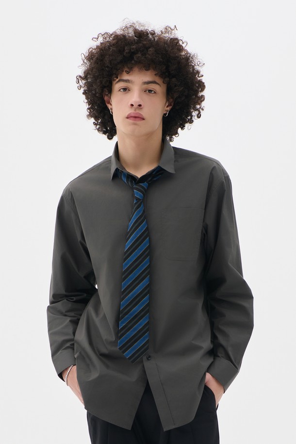 베이직 포플린 셔츠 5컬러는 남녀 모두 착용 가능한 기본 셔츠입니다. 봄, 가을에 어울리는 얇은 두께의 면 소재로 제작되어 부드러운 촉감을 선사하며, 레귤러핏으로 편안하게 착용할 수 있습니다. 차이나칼라와 긴 소매 디자인으로 미니멀하고 클래식한 무드를 연출하며, 출근룩이나 비즈니스 캐주얼 스타일에도 활용하기 좋습니다. 그레이 컬러를 포함한 5가지 색상으로 출시되어 다양한 스타일을 연출할 수 있습니다. 무지 디자인의 포플린 원단 셔츠로, 베이직한 디자인을 선호하는 분들께 추천합니다.
