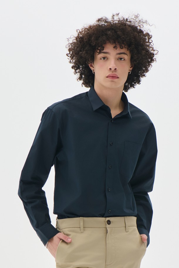 베이직 포플린 셔츠 5컬러는 남녀 모두 착용 가능한, 미니멀하고 베이직한 디자인의 긴소매 셔츠입니다. 부드러운 면 소재의 포플린으로 제작되어 봄, 여름, 가을에 시원하고 편안하게 착용할 수 있습니다. 레귤러핏에 차이나칼라, 버튼 여밈 방식으로 클래식하고 깔끔한 스타일을 연출합니다. 출근룩이나 비즈니스 캐주얼에 활용하기 좋으며, 블랙, 화이트, 네이비, 베이지, 블루 5가지 다채로운 컬러로 출시되었습니다. 유행을 타지 않는 디자인으로, 어떤 옷에도 쉽게 매치하여 미니멀한 스타일을 완성해보세요.
