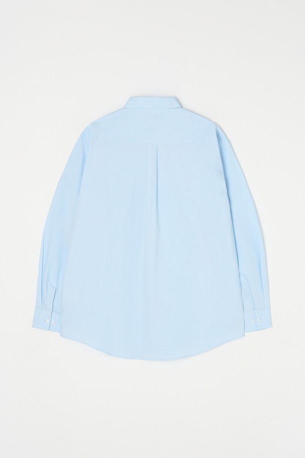 베이직 포플린 셔츠 5컬러, 스카이블루 색상의 깔끔한 디자인으로 출근룩과 비즈니스 캐주얼에 적합합니다. 봄, 여름, 가을, 세 계절 모두 활용 가능한 레귤러 핏의 긴소매 셔츠입니다. 면과 폴리에스테르 혼방 소재의 포플린 원단으로 제작되어 부드러운 촉감을 선사합니다. 베이직하고 캐주얼한 스타일로, 미니멀, 클래식한 룩을 연출하기 좋습니다. 차이나칼라 디자인과 무지 패턴이 특징이며, 얇은 두께감으로 편안하게 착용할 수 있습니다.
