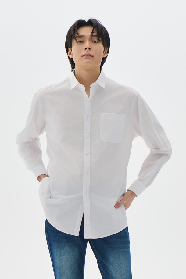 베이직 포플린 셔츠 5컬러는 남녀 모두 착용 가능한 미니멀 스타일의 셔츠입니다. 부드러운 면 소재의 레귤러핏으로 제작되었으며, 차이나칼라와 긴 소매 기장이 특징입니다. 봄, 여름, 가을 시즌에 활용하기 좋으며, 얇은 두께감으로 편안한 착용감을 선사합니다. 출근룩, 비즈니스 캐주얼, 데이트룩 등 다양한 TPO에 맞춰 미니멀, 클래식, 캐주얼 스타일로 연출할 수 있습니다. 화이트 컬러의 무지 디자인으로 어떤 옷에도 쉽게 매치하여 톤온톤, 포인트 코디가 가능합니다.
