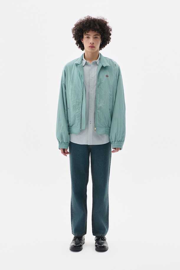 다섯 가지 컬러로 출시된 스트레이트 데님 팬츠입니다. 봄, 여름, 가을 세 계절 모두 활용 가능한 레귤러핏의 긴 기장 데님 팬츠로, 베이직하고 캐주얼한 스타일을 연출하기 좋습니다. 뻣뻣한 촉감의 데님 소재로 제작되었으며, 무지 디자인이 특징입니다. 출근룩과 데이트룩에 모두 잘 어울리는 기본 아이템으로, 다양한 상의와 매치하여 미니멀, 캐주얼, 클래식 스타일을 완성해 보세요.
