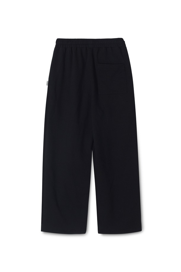 부드러운 기모 안감으로 포근함을 더한 베이직 원턱 기모 스웨트 와이드 팬츠입니다. 넉넉한 루즈핏과 와이드한 디자인으로 편안한 착용감을 선사하며, 일상 속 캐주얼룩은 물론 집콕룩, 산책룩으로도 활용하기 좋습니다. 가을, 겨울 시즌에 어울리는 두꺼운 두께감으로 따뜻하게 입을 수 있으며, 무지 디자인으로 미니멀한 스타일을 연출합니다. 허리 밴딩 처리와 원턱 디테일로 활동성을 높였습니다. 블랙 컬러로 어떤 상의와도 쉽게 매치할 수 있어 활용도가 높습니다.
