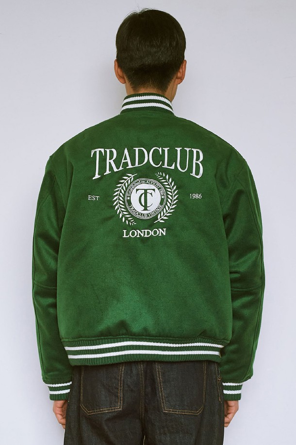 캠브리지 어센틱 바시티 재킷은 남녀 모두 착용 가능한 아우터입니다. 캐주얼, 클래식 스타일을 아우르며, 봄, 가을에 어울리는 두꺼운 울 소재로 제작되었습니다. 레귤러핏에 레귤러 기장으로 편안한 착용감을 선사하며, 스냅 버튼 여밈 방식과 소매의 긴 기장이 특징입니다. 그린 컬러의 무지 디자인으로, 데이트룩과 모임룩, 미니멀한 스타일 연출에 적합합니다.
