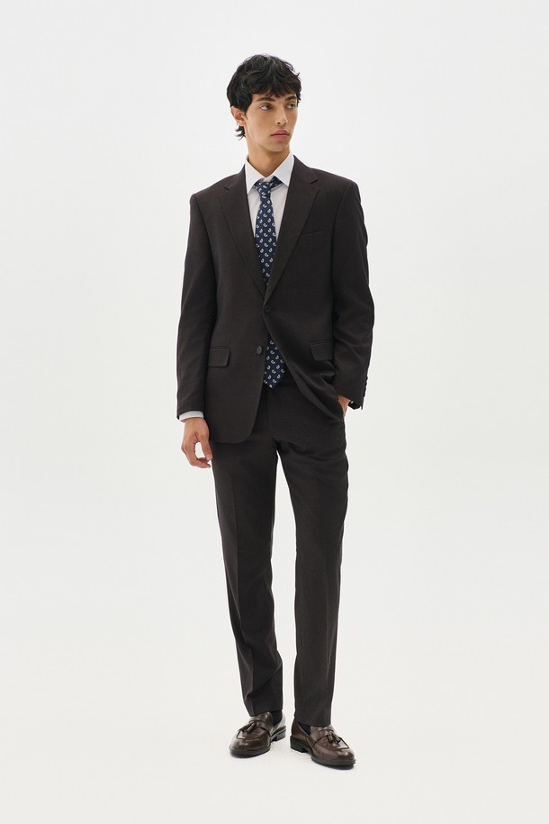 [빅사이즈] 캔터베리 프리미엄 레귤러 셋업 수트는 남성 고객을 위한 포멀하고 클래식한 스타일의 정장 수트입니다. 블랙, 네이비, 그레이 3가지 색상으로 출시되어, 오피스룩, 비즈니스 캐주얼, 출근룩 등 다양한 TPO에 활용 가능합니다. 폴리에스테르와 울 혼방 소재로 제작되어 부드러운 촉감과 보통 두께감으로 봄, 가을, 겨울 시즌에 착용하기 좋습니다. 레귤러핏에 싱글 버튼 여밈 방식, 무지 디자인으로 미니멀하고 시크한 매력을 더했으며, 넉넉한 빅사이즈로 편안한 착용감을 제공합니다.
