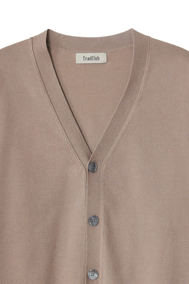 트래드클럽 베이직 가디건은 여성 고객을 위한 베이지 색상의 니트/스웨터입니다. 봄, 가을에 어울리는 얇은 두께의 긴소매 크롭 기장 가디건으로, 레귤러 핏과 부드러운 촉감이 특징입니다. 베이직하고 클래식한 디자인에 V넥 라인과 버튼 여밈 방식을 더해 출근룩, 모임룩, 데일리룩 등 다양한 TPO에 활용 가능합니다. 미니멀, 캐주얼, 클래식 스타일을 즐겨 입는 분들께 추천합니다.
