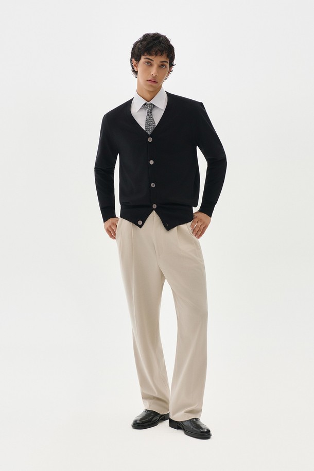 트래드클럽 베이직 가디건은 봄, 가을에 어울리는 남녀 공용 의류입니다. 부드러운 울과 아크릴 혼방 소재로 제작되어 편안한 촉감을 제공하며, 레귤러 핏과 V넥 디자인으로 어떤 스타일에도 잘 어울립니다. 블랙 컬러의 무지 패턴에 긴 소매 기장, 버튼 여밈 방식으로 클래식하고 미니멀한 분위기를 연출합니다. 출근룩과 비즈니스 캐주얼에 활용하기 좋으며, 베이직한 디자인으로 기본 가디건으로 활용하기 좋습니다.
