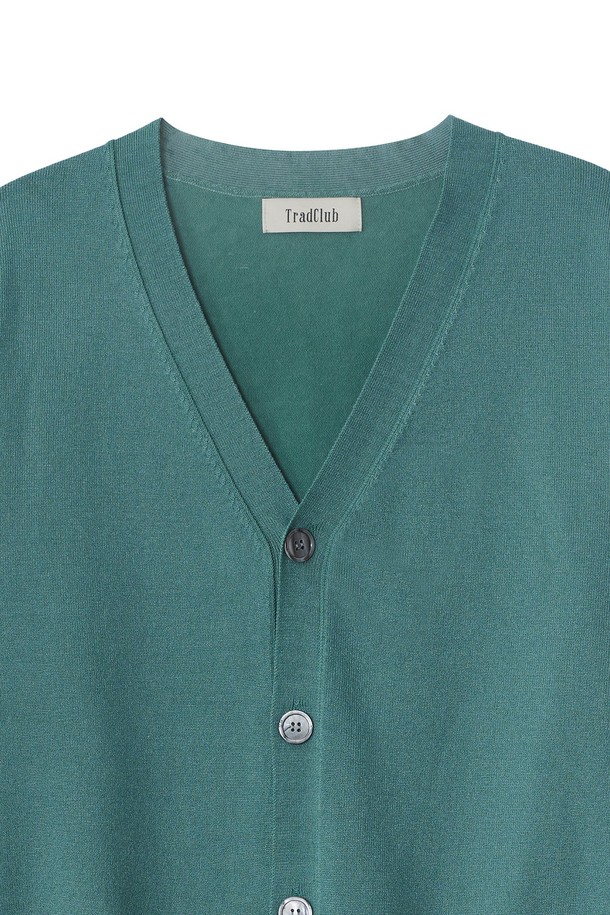 트래드클럽 베이직 가디건은 여성 고객을 위한 상의 니트/스웨터입니다. 봄, 가을에 어울리는 얇은 두께의 긴소매 가디건으로, 부드러운 촉감의 니트 소재로 제작되었습니다. 레귤러핏의 무지 디자인에 V넥 라인과 버튼 여밈 방식을 갖춘 베이직하고 클래식한 스타일입니다. 출근룩과 모임룩에 모두 잘 어울리는 활용도 높은 아이템으로, 미니멀하고 캐주얼한 스타일 연출에 적합합니다. 크롭 기장의 그린 컬러로 세련된 분위기를 더합니다.
