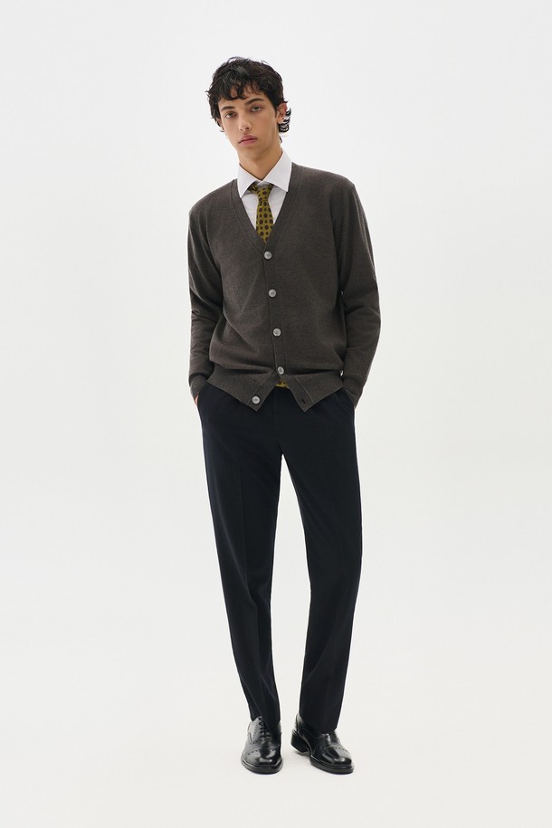 트래드클럽 베이직 가디건은 여성 고객을 위한 데일리 니트 가디건입니다. 부드러운 촉감의 니트 소재로 제작되었으며, 봄, 가을에 착용하기 좋은 얇은 두께감입니다. 레귤러핏에 V넥 디자인, 긴 소매, 무지 패턴의 블랙 컬러로, 클래식하고 미니멀한 스타일을 연출합니다. 싱글 버튼 여밈 방식이며, 출근룩, 오피스룩, 데이트룩 등 다양한 TPO에 활용 가능합니다.
