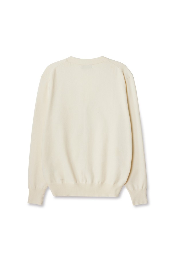 트래드클럽 베이직 가디건은 여성 고객을 위한 베이직하고 클래식한 디자인의 니트 가디건입니다. 아이보리와 화이트 두 가지 색상으로 출시되어 다양한 코디에 활용하기 용이합니다. 봄, 가을 간절기에 적합하며, 부드러운 촉감의 니트 소재로 제작되어 편안하게 착용할 수 있습니다. 레귤러핏에 크롭 기장으로, 데이트룩과 미니멀한 스타일을 연출하기 좋습니다. 브이넥 라인과 버튼 여밈 방식, 긴 소매 디자인으로 단정하고 세련된 느낌을 더했습니다.
