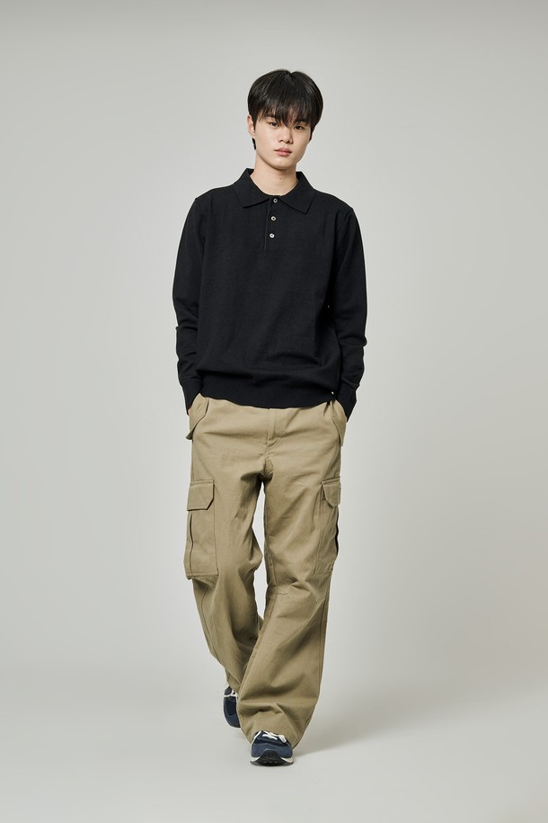 트래드클럽 베이직 폴로 니트는 부드러운 촉감의 니트 소재로 제작되어 봄, 가을에 착용하기 좋은 긴소매 폴로넥 디자인입니다. 레귤러핏으로 제작되어 편안한 착용감을 선사하며, 무지 디자인과 블랙 컬러는 베이직하면서도 클래식한 스타일을 연출합니다. 출근룩, 비즈니스 캐주얼, 모임룩 등 다양한 TPO에 활용 가능하며, 클래식, 미니멀, 캐주얼 스타일을 즐기는 분들께 추천합니다. 중간 두께감으로 간절기에 유용하게 활용할 수 있습니다.
