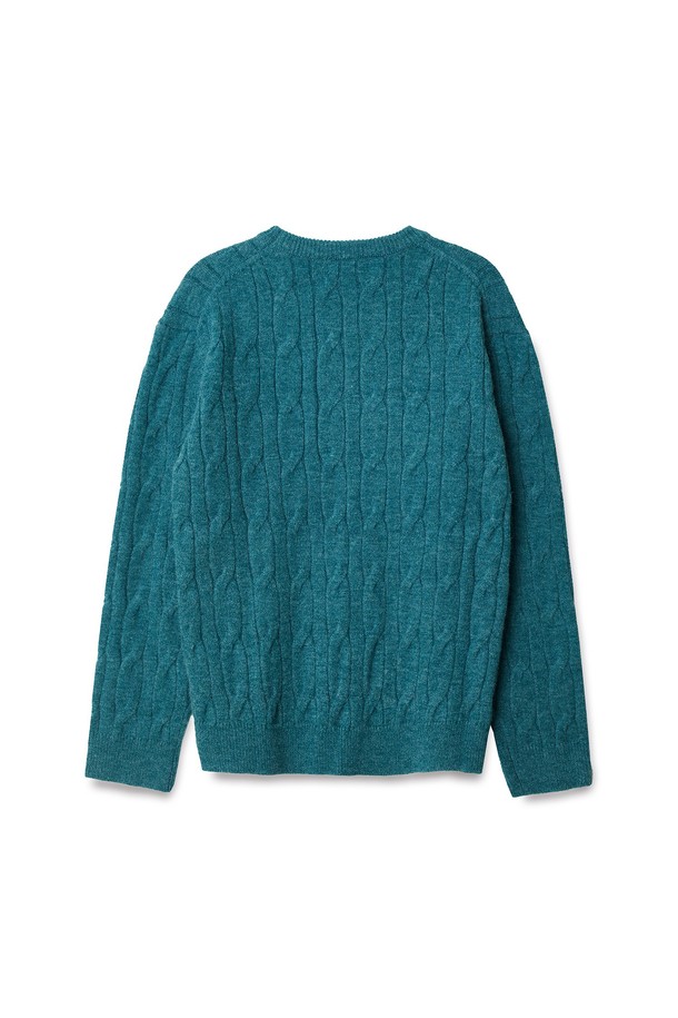 트래드클럽 케이블 니트는 여성스러운 무드를 연출하는 클래식하고 베이직한 디자인의 상의입니다. 부드러운 니트 소재로 제작되어 가을과 겨울에 따뜻하게 착용할 수 있으며, 라운드넥과 긴소매, 크롭 기장으로 세련된 핏을 선사합니다. 그린과 청록색 두 가지 컬러로 출시되어 데이트룩, 모임룩 등 다양한 TPO에 활용 가능합니다. 특히 퍼프소매와 케이블 패턴이 돋보여 미니멀하면서도 캐주얼한 스타일을 완성합니다. 레귤러핏으로 편안하게 착용할 수 있으며, 부드러운 촉감이 특징입니다.
