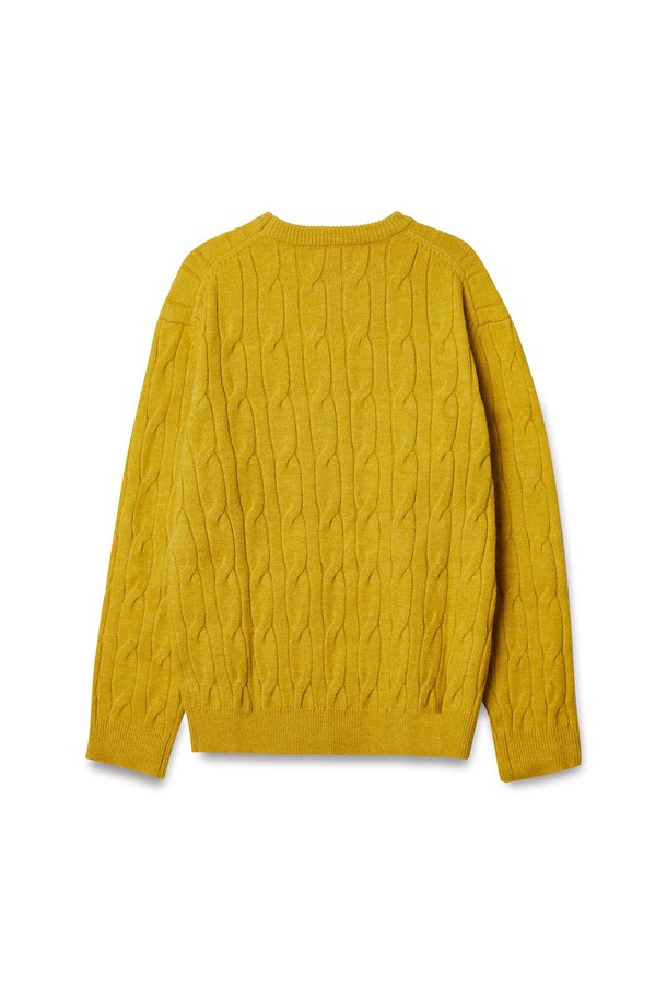 트래드클럽 케이블 니트는 여성용 상의 니트/스웨터입니다. 옐로우와 머스타드 두 가지 색상으로 제공되며, 가을, 겨울에 착용하기 좋습니다. 울 소재의 레귤러 핏 크롭 기장으로, 라운드넥과 긴소매 디자인이 특징입니다. 클래식하고 베이직한 스타일의 케이블 무늬가 돋보이는 부드러운 촉감의 두꺼운 니트입니다.
