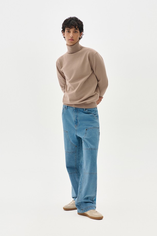 트래드클럽 베이직 폴라넥 니트는 가을과 겨울, 출근룩을 위한 클래식하고 미니멀한 스타일의 니트입니다. 부드러운 촉감의 니트 소재로 제작되었으며, 두꺼운 두께감으로 따뜻하게 착용할 수 있습니다. 베이직한 디자인에 레귤러 핏, 긴 소매와 터틀넥 디자인으로 포근함을 더했습니다. 무지 패턴의 베이지 컬러로 어떤 옷에도 쉽게 매치하여 다양한 스타일을 연출할 수 있습니다.
