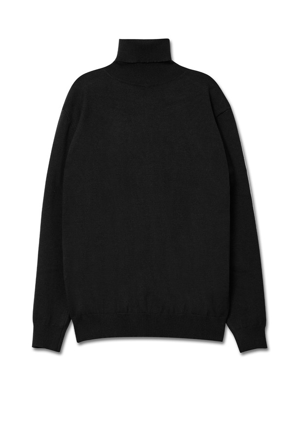 트래드클럽 베이직 폴라넥 니트는 가을, 겨울 시즌에 어울리는 공용 니트입니다. 부드러운 촉감의 니트 소재로 제작되었으며, 두꺼운 두께감으로 따뜻하게 착용할 수 있습니다. 레귤러핏에 긴 소매, 터틀넥 디자인으로 클래식하고 미니멀한 스타일을 연출합니다. 출근룩과 모임룩에 활용하기 좋으며, 무지 디자인의 블랙 컬러로 다양한 스타일에 매치하기 용이합니다.
