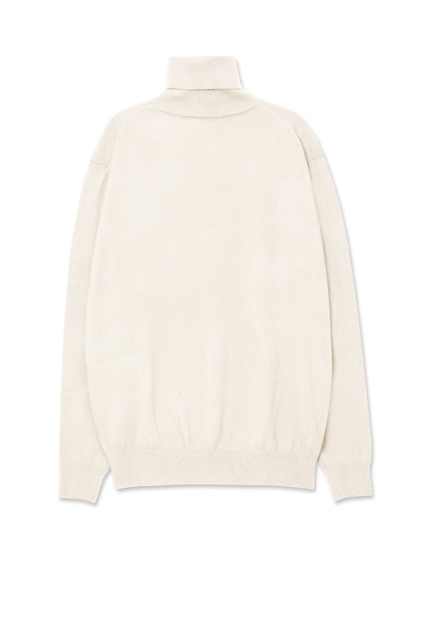 트래드클럽 베이직 폴라넥 니트는 가을과 겨울, 일상 및 출근룩, 모임룩에 모두 어울리는 공용 니트입니다. 아이보리, 화이트 두 가지 색상으로 출시되었으며, 부드러운 촉감의 울과 아크릴 혼방 소재로 제작되어 따뜻함을 선사합니다. 레귤러핏에 두꺼운 두께감, 긴 소매 기장으로 보온성을 높였으며, 베이직하고 클래식한 디자인으로 어떤 스타일에도 매치하기 용이합니다. 미니멀, 캐주얼 스타일을 선호하는 고객에게 추천합니다.
