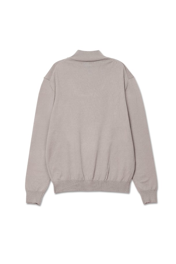 트래드클럽 베이직 하프 폴라넥 니트는 부드러운 울 소재로 제작되어 가을과 겨울에 따뜻하게 착용할 수 있는 남녀 공용 니트입니다. 베이직하고 클래식한 디자인으로 출근룩, 모임룩 등 다양한 TPO에 활용 가능하며, 미니멀, 캐주얼 스타일을 연출하기 좋습니다. 하프 폴라넥 스타일과 레귤러핏, 긴소매 기장으로 편안한 착용감을 선사하며, 무지 디자인과 베이지 컬러가 세련된 분위기를 더합니다. 두께감 있는 소재로 제작되어 보온성을 높였으며, 부드러운 촉감으로 피부에 닿는 느낌이 좋습니다.
