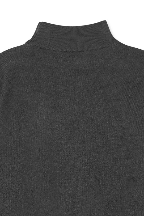 트래드클럽 베이직 하프 폴라넥 니트는 가을, 겨울 시즌을 위한 공용 니트/스웨터입니다. 부드러운 울과 아크릴 혼방 소재로 제작되어 포근한 착용감을 선사하며, 레귤러핏과 레귤러 기장으로 편안하게 착용 가능합니다. 베이직하고 클래식한 디자인에 하프 폴라넥 스타일이 더해져 세련된 느낌을 줍니다. 무지 패턴의 그레이 컬러로 다양한 출근룩과 모임룩, 클래식, 미니멀, 캐주얼 스타일 모두 소화 가능합니다.
