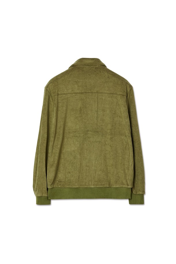 부드러운 부클 소재로 제작되어 포근한 착용감을 선사하는 여성용 부클 포켓 가디건입니다. 카키와 올리브 두 가지 색상으로 출시되어 데이트룩, 모임룩 등 다양한 TPO에 활용 가능하며, 캐주얼 및 미니멀 스타일을 즐겨 입는 분들께 추천합니다. 라운드넥 디자인에 긴 소매 기장, 크롭 기장으로 세련된 핏을 연출하며, 두꺼운 두께감으로 가을, 겨울 시즌 따뜻하게 입을 수 있습니다. 무지 디자인과 포켓 디테일이 더해져 베이직하면서도 실용적인 매력을 더합니다.
