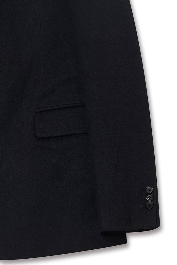 런던 솔리드 울 오버 블레이저는 남성용 아우터로, 가을과 겨울에 착용하기 좋습니다. 블랙 컬러의 무지 디자인으로 클래식하고 미니멀한 스타일을 연출하며, 오버핏으로 편안한 착용감을 제공합니다. 싱글 버튼 여밈 방식과 레귤러 기장의 블레이저로, 울 소재 특유의 두꺼운 두께감이 특징입니다. 오피스룩, 비즈니스 캐주얼, 모임룩 등 다양한 TPO에 시크하게 매치할 수 있습니다. 긴 소매 기장의 솔리드 디자인으로 세련된 분위기를 더합니다.
