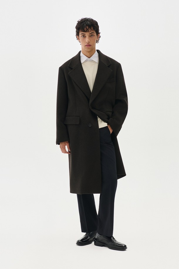 세련된 스타일을 완성하는 스탠다드 싱글 울 코트입니다. 블랙 컬러의 롱 기장, 레귤러 핏으로 베이직하면서도 클래식한 매력을 선사합니다. 울 소재 특유의 고급스러운 분위기와 두꺼운 두께감으로 가을, 겨울 시즌 따뜻하게 착용할 수 있습니다. 싱글 버튼 여밈 방식과 긴 소매 디자인으로 깔끔하고 미니멀한 스타일을 연출하며, 출근룩, 오피스룩, 모임룩 등 다양한 TPO에 활용 가능합니다. 무지 패턴의 클래식한 디자인은 어떤 옷에도 잘 어울려 활용도가 높습니다.
