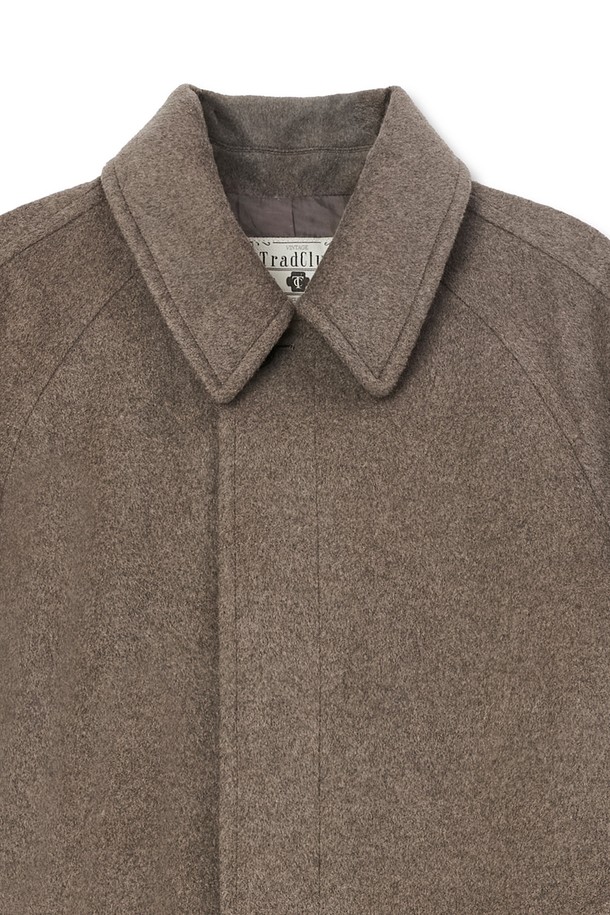 켄싱턴 솔리드 울 오버 발마칸 코트는 남성 고객을 위한 클래식하고 미니멀한 스타일의 발마칸 코트입니다. 베이지 및 브라운 컬러로 제공되며, 넉넉한 오버핏과 미디엄 기장으로 편안한 착용감을 선사합니다. 부드러운 울 소재와 두꺼운 두께감으로 가을, 겨울 시즌에 따뜻하게 착용할 수 있으며, 싱글 버튼 여밈과 칼라 디자인으로 세련된 분위기를 연출합니다. 출근룩, 비즈니스 캐주얼, 모임룩 등 다양한 TPO에 활용 가능하며, 시크한 스타일을 완성합니다.
