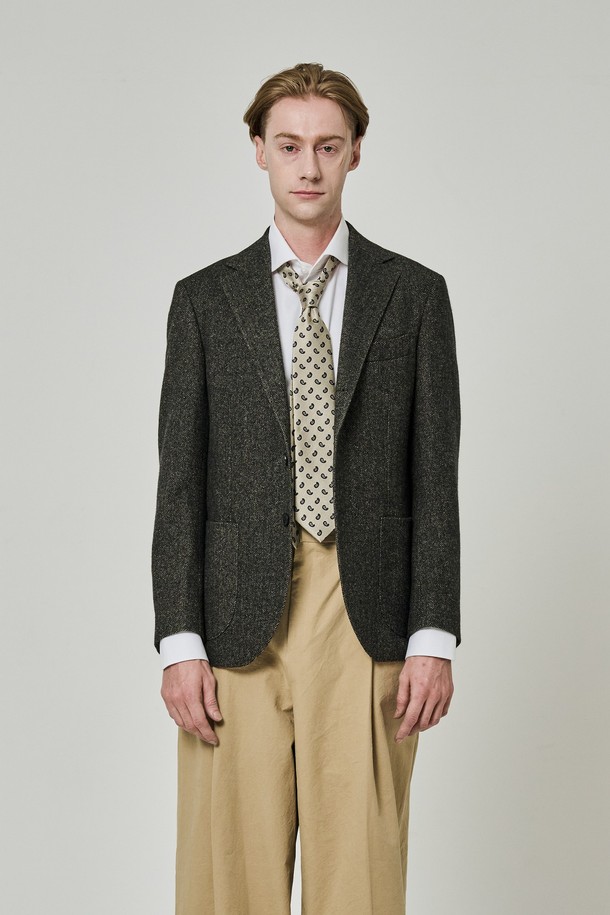 피카딜리 헤링본 윈터 블레이저는 남성용 아우터로, 겨울철 클래식하고 미니멀한 스타일을 연출하기에 적합합니다. 블랙과 그레이 두 가지 색상으로 출시되어 다양한 룩에 매치하기 용이하며, 울 소재와 두꺼운 두께감으로 보온성을 높였습니다. 헤링본 패턴이 특징이며, 레귤러핏 싱글 버튼 디자인으로 오피스룩, 비즈니스 캐주얼, 출근룩 등 TPO에 맞춰 활용할 수 있습니다. 긴 소매 기장의 레귤러 기장 블레이저로, 겨울철 스타일을 완성해보세요.
