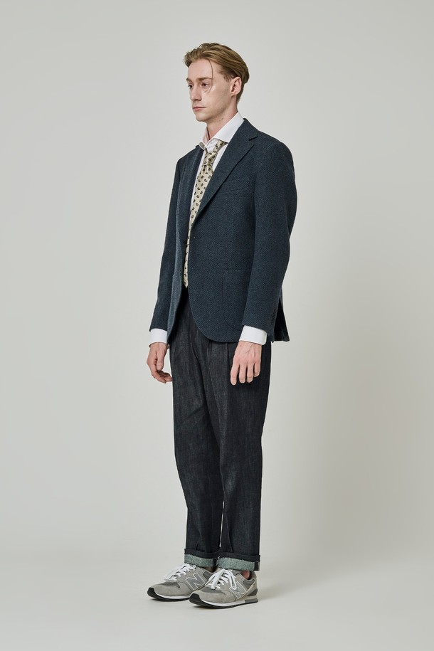 네이비 컬러의 피카딜리 헤링본 윈터 블레이저입니다. 클래식하고 미니멀한 스타일로, 오피스룩, 비즈니스 캐주얼, 출근룩에 적합합니다. 울 소재로 제작되어 두꺼운 두께감을 자랑하며, 겨울 시즌 따뜻하게 착용할 수 있습니다. 헤링본 패턴과 싱글 버튼 디자인이 특징이며, 레귤러 핏과 긴 소매 기장으로 제작되었습니다.
