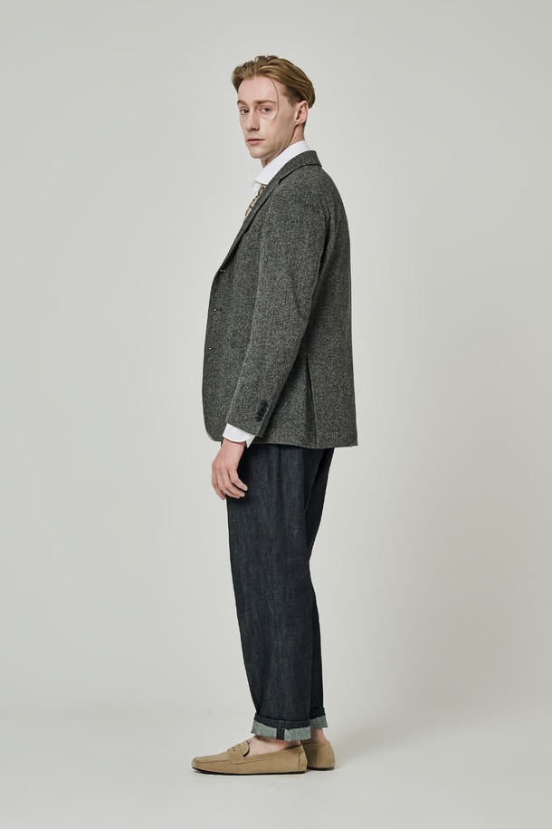 피카딜리 헤링본 윈터 블레이저는 남성용 아우터로, 겨울철 클래식한 스타일을 연출하기에 적합합니다. 두꺼운 울 소재에 헤링본 무늬가 돋보이며, 레귤러 핏과 싱글 버튼 디자인으로 제작되었습니다. 오피스룩, 비즈니스 캐주얼, 모임룩 등 다양한 TPO에 활용할 수 있으며, 미니멀한 스타일을 선호하는 분들께 추천합니다. 긴 소매 기장의 레귤러 기장 블레이저로, 겨울철 따뜻함과 스타일을 동시에 잡을 수 있습니다.
