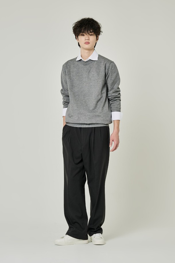 **투턱 기모 와이드 슬랙스**는 남녀 모두 착용 가능한, 가을과 겨울에 어울리는 긴 기장의 슬랙스입니다. 베이직하고 클래식한 스타일을 추구하며, 일상, 출근룩, 비즈니스 캐주얼, 그리고 모임룩까지 폭넓게 활용할 수 있습니다. 부드러운 촉감의 기모 소재로 제작되어 두꺼운 두께감과 루즈핏을 제공하여 편안한 착용감을 선사합니다. 무지 디자인에 투턱 디테일이 더해져 미니멀하면서도 시크한 분위기를 연출합니다.
