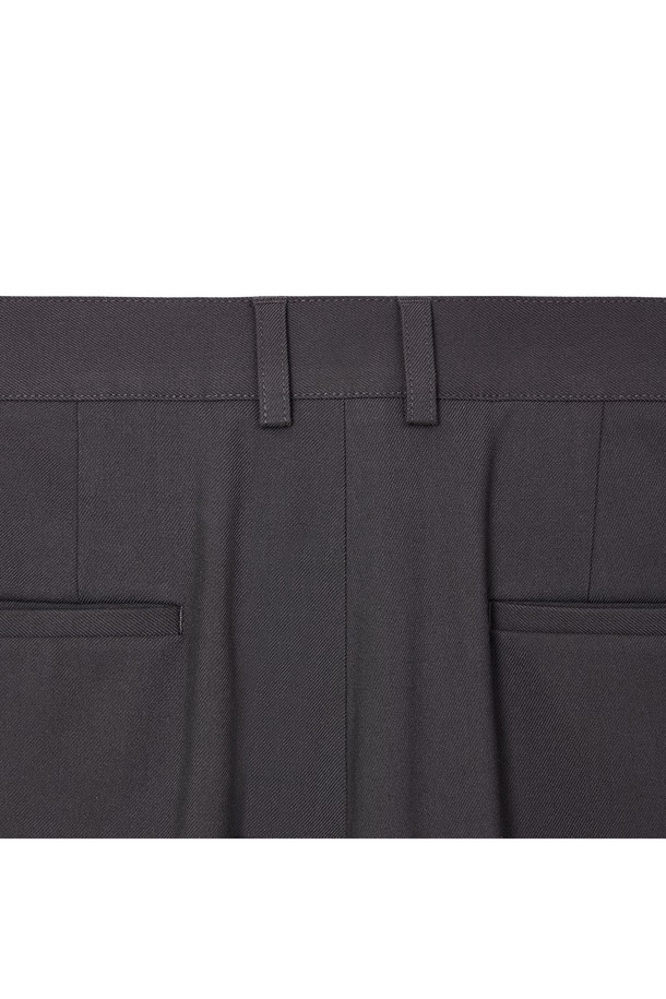 부드러운 기모 안감으로 포근함과 보온성을 갖춘 투턱 기모 와이드 슬랙스입니다. 브라운 컬러의 무지 디자인으로, 베이직하면서도 클래식한 분위기를 연출합니다. 가을, 겨울 시즌에 어울리는 두꺼운 두께감과 긴 기장으로, 루즈핏의 편안한 착용감을 선사합니다. 출근룩, 비즈니스 캐주얼, 모임룩 등 다양한 TPO에 활용 가능하며, 클래식, 미니멀 스타일을 즐기는 분들께 추천합니다. 투턱 디테일이 돋보이는 디자인으로, 스타일리시함을 더했습니다.
