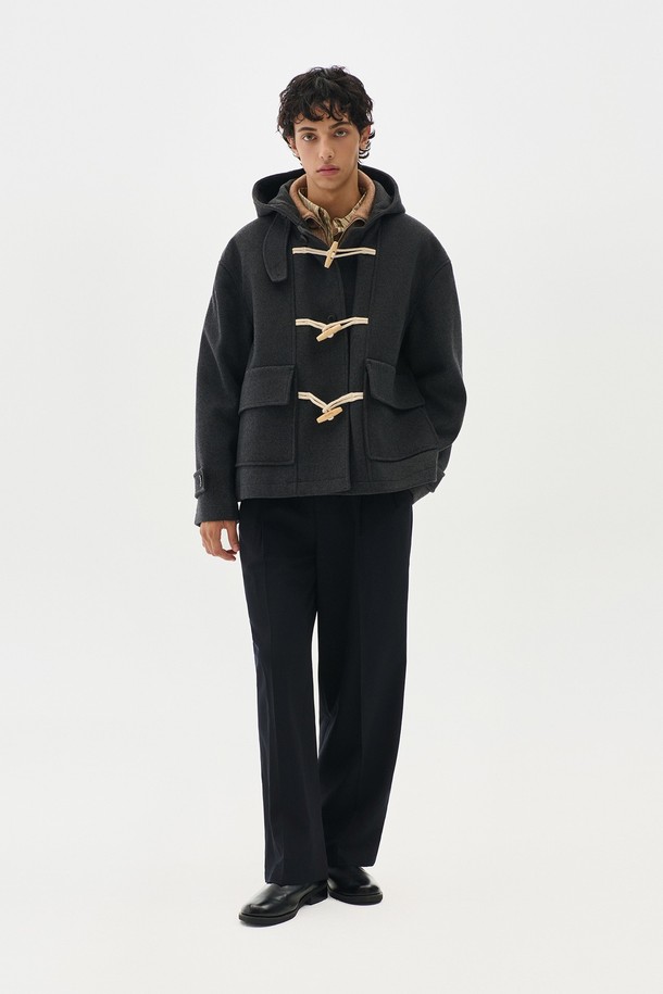 세련된 스타일을 연출하는 더플 후드 숏 코트입니다. 울 소재로 제작되어 부드러운 촉감과 뛰어난 보온성을 제공하며, 가을과 겨울에 따뜻하게 착용할 수 있습니다. 캐주얼, 베이직 스타일로 일상에서 편안하게 활용하기 좋으며, 블랙, 네이비 두 가지 색상으로 출시되었습니다. 숏 기장과 레귤러 핏으로 다리가 길어 보이는 효과를 줍니다. 토글 여밈 방식과 후드 디자인이 돋보이는 더플 코트로, 스타일리시한 겨울 룩을 완성해 보세요.
