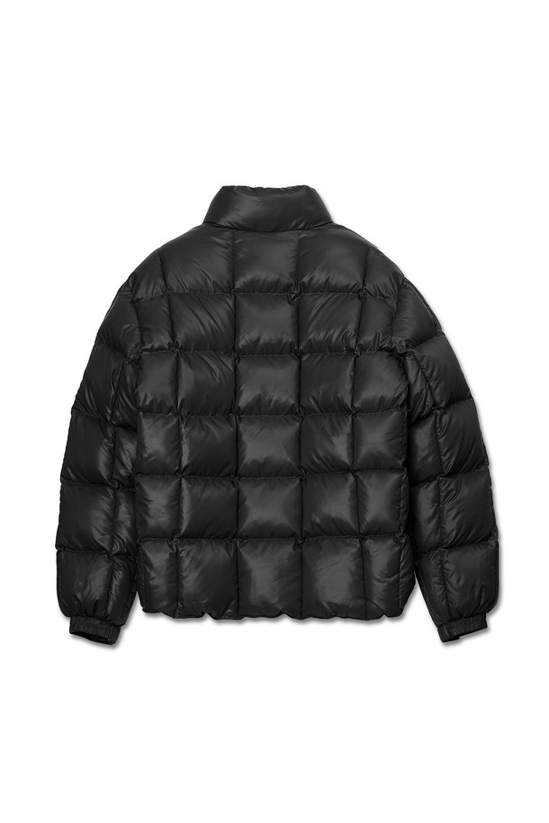 블랙 컬러의 글로시 웰론 패딩은 여성 고객을 위한 캐주얼 스타일의 아우터입니다. 겨울 시즌에 적합하며, 오버핏 크롭 기장으로 트렌디함을 더했습니다. 부드러운 촉감의 나일론 소재와 숏패딩 디자인, 퀄팅 디테일과 광택 마감으로 세련된 느낌을 줍니다. 집업 방식으로 간편하게 착용 가능하며, 집콕룩이나 미니멀한 스타일 연출에 좋습니다.
