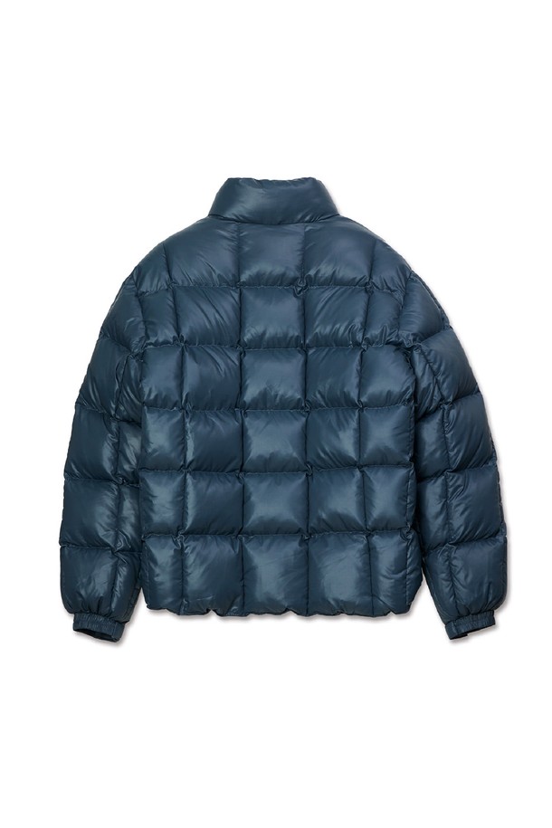 네이비 컬러의 글로시 웰론 패딩입니다. 캐주얼, 베이직 스타일로 일상에서 편안하게 착용하기 좋습니다. 넉넉한 레귤러핏에 집업 스타일로 간편하게 여밀 수 있습니다. 겉감은 나일론, 충전재는 웰론을 사용하여 부드러운 촉감과 두꺼운 두께로 뛰어난 보온성을 제공합니다. 글로시한 광택감이 돋보이는 디자인으로, 겨울철 스타일리시함을 더해줍니다.
