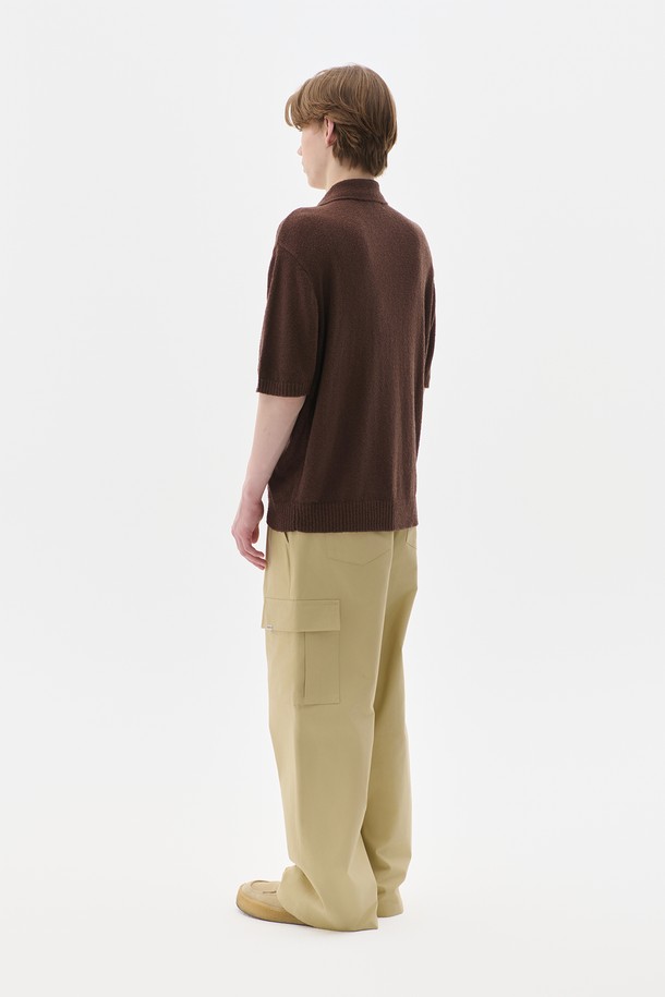 베이직한 디자인에 투턱 디테일로 포인트를 더한 남성용 와이드 카고 팬츠입니다. 봄, 여름, 가을 3계절 모두 활용 가능한 면 소재로 제작되어 편안한 착용감을 선사합니다. 넉넉한 루즈핏으로 활동성을 높였으며, 카고 포켓 디테일이 실용성을 더해줍니다. 캐주얼, 스트릿, 워크웨어 등 다양한 스타일 연출이 가능하며, 여행룩, 캠핑룩 등 TPO에 맞춰 활용하기 좋습니다. 5가지 다채로운 컬러 구성으로, 취향에 맞는 스타일을 선택해보세요.
