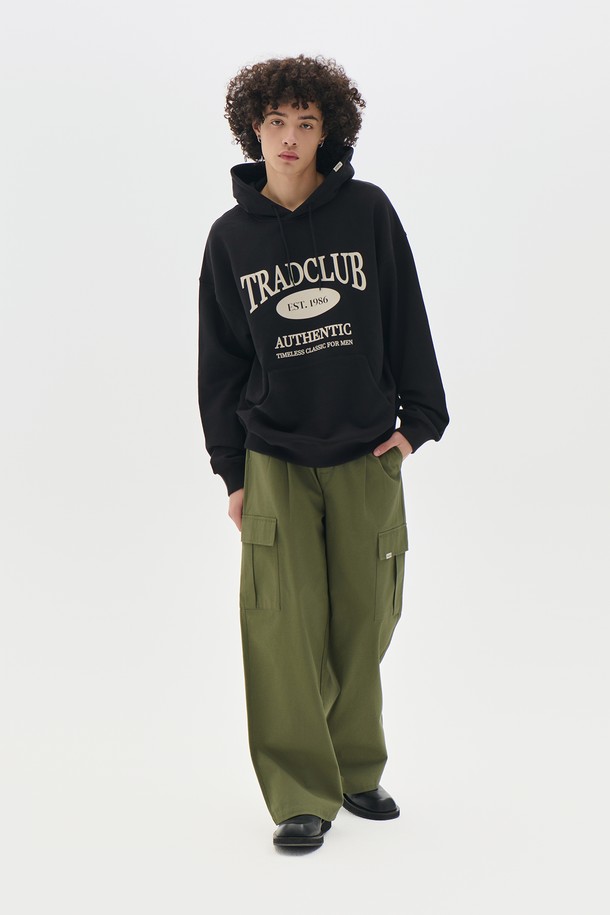 다섯 가지 다채로운 컬러 (카키, 블랙, 베이지, 네이비, 브라운)로 출시된 투턱 와이드 카고 팬츠입니다. 넉넉한 루즈핏과 와이드한 실루엣으로 편안하면서도 트렌디한 스타일을 연출합니다. 면 소재로 제작되어 봄, 가을 간절기에 적합하며, 무지 디자인에 카고 포켓 디테일로 실용성을 더했습니다. 캐주얼, 스트릿, 미니멀 등 다양한 스타일을 소화하며 일상에서 폭넓게 활용할 수 있습니다. 밴딩 없이 투턱 디테일로 포인트를 살려 더욱 세련된 핏을 선사합니다.
