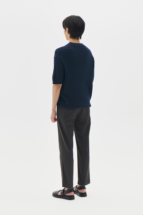 **테이퍼드 치노 팬츠 6컬러**는 베이직하고 캐주얼한 스타일을 추구하는 남성분들을 위한 면 소재의 치노 팬츠입니다. 일상생활은 물론 출근룩, 비즈니스 캐주얼에도 활용하기 좋으며, 봄, 가을에 적합합니다. 테이퍼드 핏으로 다리가 슬림해 보이는 효과를 주며, 블랙, 베이지, 네이비, 카키, 그레이, 브라운 6가지의 다채로운 컬러로 출시되었습니다. 미니멀, 클래식, 캐주얼 등 다양한 스타일을 연출할 수 있어 활용도가 높습니다. 무지 디자인으로 어떤 상의와도 쉽게 매치할 수 있습니다.
