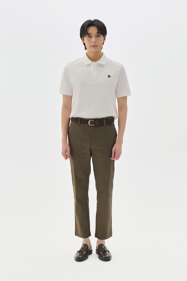 남성용 테이퍼드 치노 팬츠 6컬러입니다. 봄, 가을에 어울리는 면 소재의 긴 기장 바지로, 베이직하고 캐주얼한 스타일을 연출합니다. 카키, 베이지, 블랙, 네이비, 그레이, 브라운 6가지 색상으로 출시되어 출근룩, 데이트룩 등 다양한 TPO에 활용 가능합니다. 미니멀, 클래식, 캐주얼 스타일을 즐기는 남성분들께 추천하는 테이퍼드 핏 치노 팬츠입니다. 무지 디자인으로 어떤 상의에도 잘 어울립니다.
