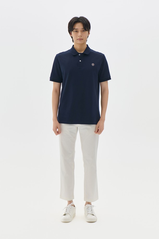 **테이퍼드 치노 팬츠 6컬러**는 남녀 모두 착용 가능한 데일리 치노 팬츠입니다. 봄, 여름, 가을 3계절 착용 가능하며, 베이직하고 캐주얼한 스타일을 연출합니다. 면 소재의 레귤러핏 긴바지로, 테이퍼드 핏이 특징입니다. 베이지, 화이트, 블랙, 네이비, 카키, 그레이 6가지 컬러로 제공되어 다양한 코디에 활용할 수 있습니다. 출근룩과 비즈니스 캐주얼은 물론 캐주얼, 미니멀, 클래식 스타일에도 잘 어울리는 기본 아이템입니다.
