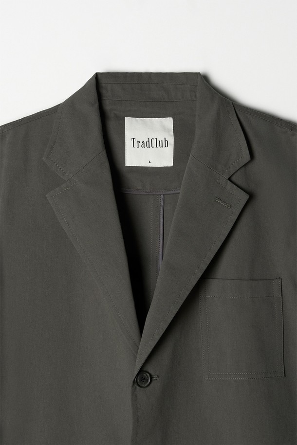 차분하고 세련된 스타일을 연출하는 컴포트 코튼 셋업 재킷 차콜그레이입니다. 부드러운 면 소재로 제작되어 편안한 착용감을 선사하며, 봄, 가을 시즌에 활용하기 좋습니다. 미니멀하고 클래식한 디자인으로, 오피스룩, 비즈니스 캐주얼, 모임룩 등 다양한 TPO에 활용 가능합니다. 레귤러핏 싱글버튼 테일러드 재킷이며, 무지 패턴의 차콜그레이 컬러로 어떤 옷에도 매치하기 용이합니다. 긴소매와 얇은 두께감으로 간절기에도 부담 없이 착용할 수 있는 셋업 자켓입니다.
