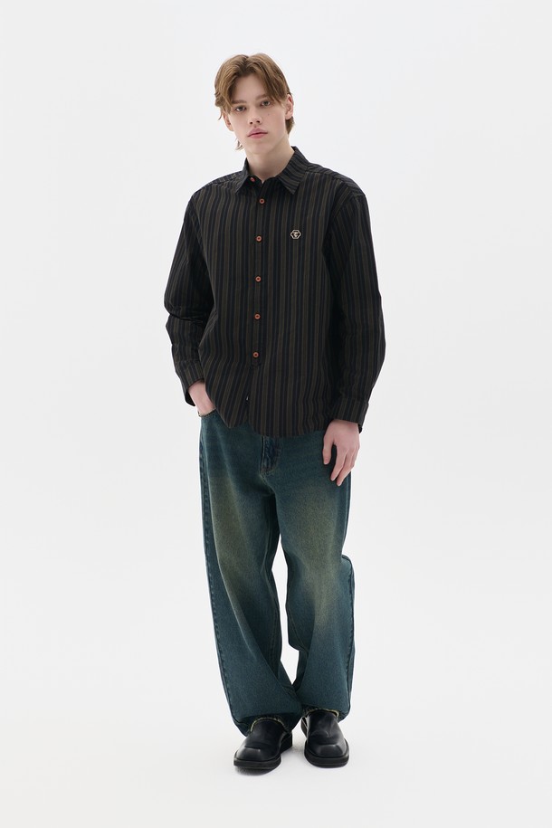 TC 로고 스트라이프 워크 셔츠 블랙은 남성용 상의입니다. 봄, 가을에 어울리는 레귤러핏 긴소매 셔츠로, 캐주얼 및 베이직 스타일을 연출하기 좋습니다. 부드러운 면 소재로 제작되었으며, 차이나칼라와 스트라이프 패턴이 특징입니다. 일상뿐만 아니라 비즈니스 캐주얼, 출근룩에도 활용 가능하며, TC 로고 디테일로 포인트를 더했습니다. 미니멀, 클래식, 캐주얼 스타일을 즐기는 분들께 추천합니다.
