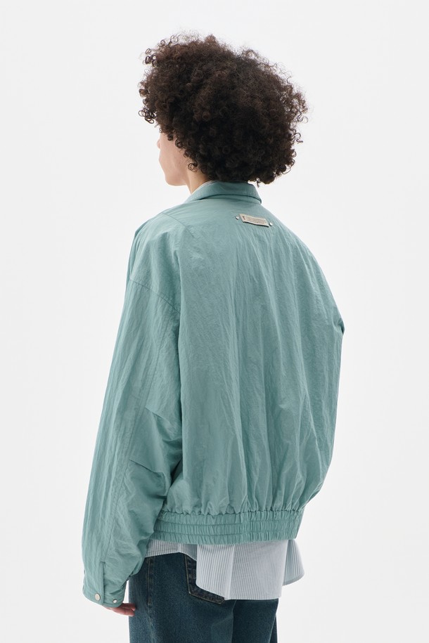 시어 투웨이 오버핏 블루종 블루는 남녀 모두 착용 가능한 캐주얼 스타일의 블루종입니다. 얇은 두께감으로 봄, 가을 간절기에 활용하기 좋으며, 무지 디자인으로 미니멀한 무드를 연출합니다. 긴 소매와 오버핏으로 편안한 착용감을 선사하며, 투웨이(Two-way) 디자인으로 다양한 스타일을 연출할 수 있습니다. 집업 스타일로 간편하게 입고 벗을 수 있으며, 데일리룩에 포인트 아이템으로 활용하기 좋습니다.
