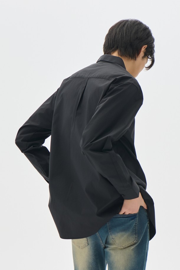 **베이직 포플린 셔츠 5컬러**는 일상과 비즈니스 캐주얼에 모두 활용하기 좋은, 미니멀하고 클래식한 스타일의 긴소매 셔츠입니다. 부드러운 촉감의 포플린 면 소재로 제작되어 봄, 여름, 가을에 시원하게 착용할 수 있습니다. 레귤러 핏으로 편안한 착용감을 선사하며, 차이나 칼라 디자인으로 깔끔한 인상을 줍니다. 무지 디자인에 블랙 컬러로, 어떤 옷에도 잘 어울려 데일리 셔츠로 활용하기 좋습니다. 얇은 두께감으로 간절기에도 부담 없이 착용할 수 있습니다.